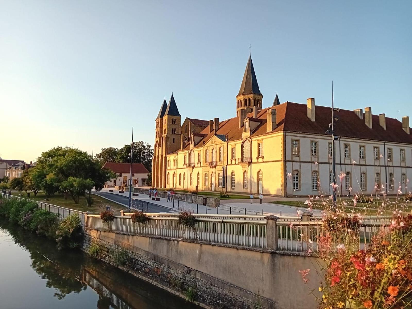 Big Townhouse In Paray Le Monial For 25 People Villa Kültér fotó